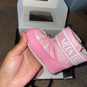 All Jordan’s $50 each (4C) ‘ Moon Boots $50 (3C-4C) Tims $40(4C) yes I will ship